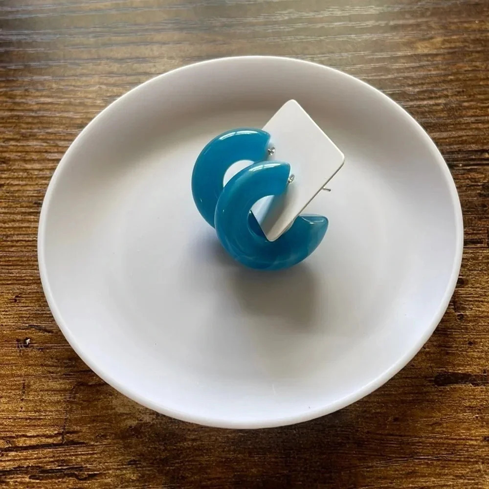 โค๏ธ NEW 2/$20 or 3/$25 Blue & White Marble Acrylic Cuff Earrings ๐ Host Pick ๐ - Picture 4 of 4
